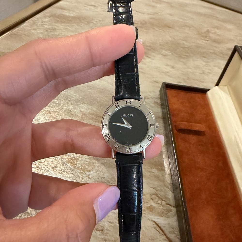Vintage Gucci Black Leather Strap Silver-Tone Dial Watch - Picture 3 of 5